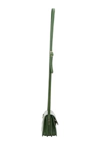 Borsa in pelle verde con una lunga tracolla, forma rettangolare piatta e lati plissettati. Presenta una chiusura con zip e sottili dettagli in metallo.