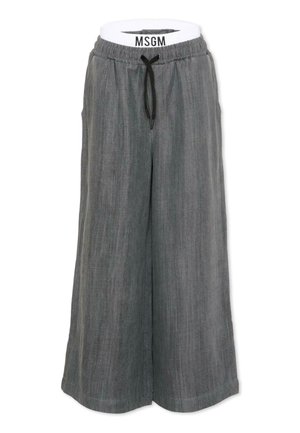Pantaloni larghi in lino grigio con vita elastica e coulisse nera, esposti su un manichino bianco con fascia brandizzata "MSGM".