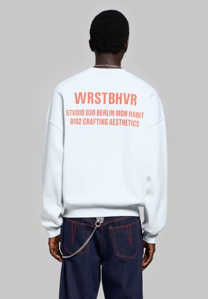 WRSTBHVR, WRSTBHVR SWEATSHIRT STUDIO SWEATSHIRT UNISEX - Φούτερ - ice melt