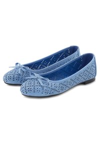 Himmelblaue Ballerinas aus perforiertem Wildleder, mit einer Schleife an der Zehe und einer flachen Gummisohle für Komfort.
