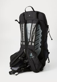 Schwarzer Rucksack mit Netzdetails, mehreren Reißverschlussfächern und verstellbaren Trägern. Verfügt über ein konturiertes Rückenpaneel zur Unterstützung.