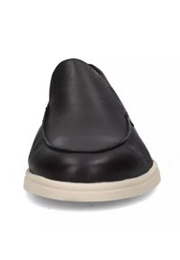 Scarpa in pelle nera con punta arrotondata e superficie liscia, dotata di suola in gomma bianca e design minimalista.