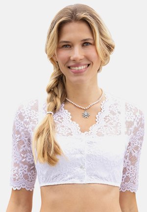 Weißes Spitzen-Crop-Top mit floralen Mustern, kurzen Ärmeln, V-Ausschnitt und Knopfverschluss. Der Stoff ist leicht und texturiert.