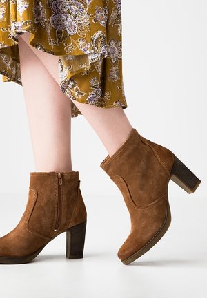 Kotníková obuv - cognac