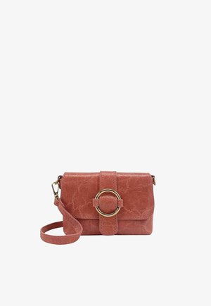 Petit sac bandoulière rose texturé avec sangle détachable et grande boucle circulaire dorée sur le rabat avant.