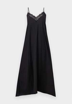 Μαύρο σατέν νυχτικό με λεπτή δαντέλα κατά μήκος του V-λαιμοκόψιμου και λεπτές, ρυθμιζόμενες τιράντες στους ώμους, ρέει χαλαρά μέχρι τον αστράγαλο.