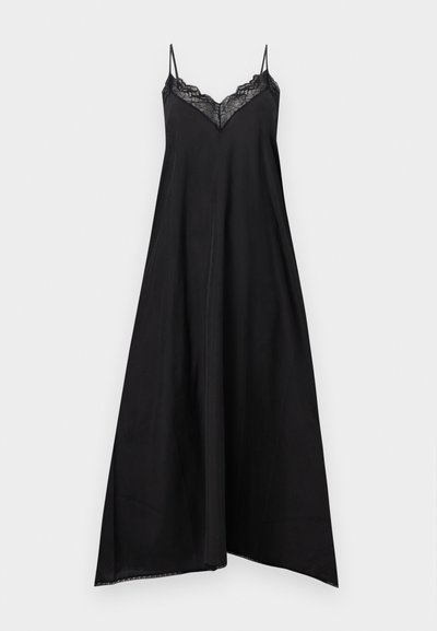 Μαύρο σατέν νυχτικό με λεπτή δαντέλα κατά μήκος του V-λαιμοκόψιμου και λεπτές, ρυθμιζόμενες τιράντες στους ώμους, ρέει χαλαρά μέχρι τον αστράγαλο.