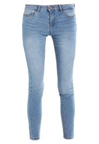 Jeans ajustados de denim azul claro, con un diseño clásico que incluye cinco bolsillos, trabillas para cinturón y una cremallera con cierre de botón.