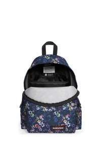 Mochila con patrón floral azul, con parte superior redondeada, cremalleras, bolsillo frontal y un interior acolchado. Fabricada con material duradero, diseñada para ser práctica.
