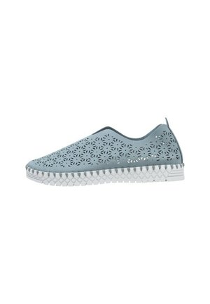 Zapato gris claro tipo mocasín con patrón floral perforado y suela blanca texturizada, diseñado para uso casual.