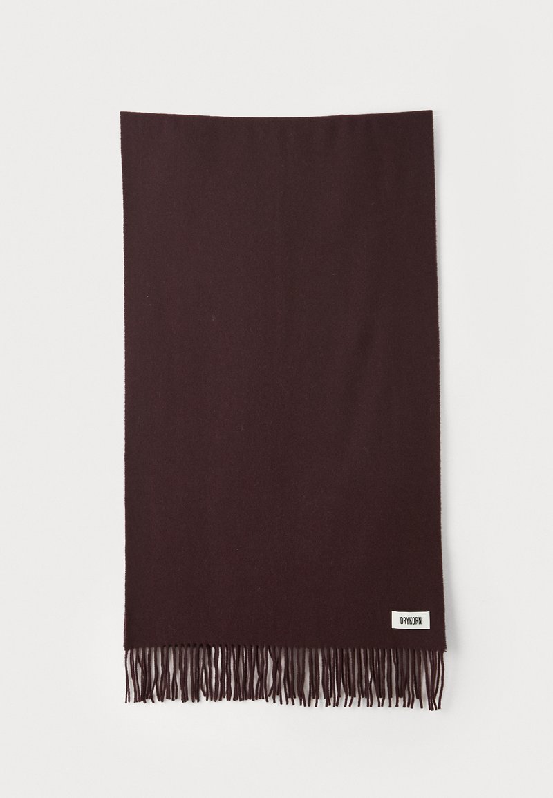 Bordeaux-scarf lavet af blødt stof, med lange, lige frynser i bunden og en lille rektangulær mærkat med logo.