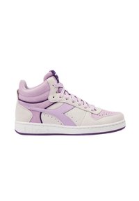 Sneaker alte con una combinazione di suede viola chiaro e pelle, superficie testurizzata, punta perforata e suola bianca con accenti viola.