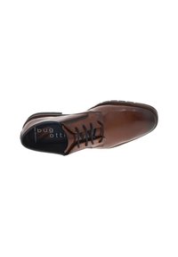 Chaussure habillée en cuir marron avec un design épuré, bout rond, lacets noirs et semelle foncée contrastante. L'intérieur présente un imprimé de logo.