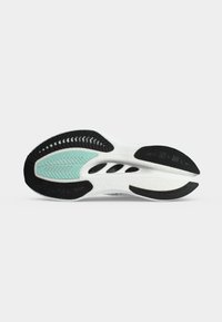 Εξωτερική σόλα αθλητικού παπουτσιού με μαύρα και τιρκουάζ λαστιχένια πέλματα πάνω σε λευκή αφρώδη μεσαία σόλα, σχεδιασμένη για κράτημα και απορρόφηση κραδασμών.