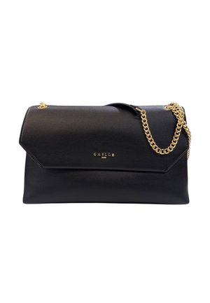 Clutch bag in pelle nera Gaëlle Paris con tracolla in catena dorata e logo dorato sulla chiusura a pattina, su sfondo bianco.