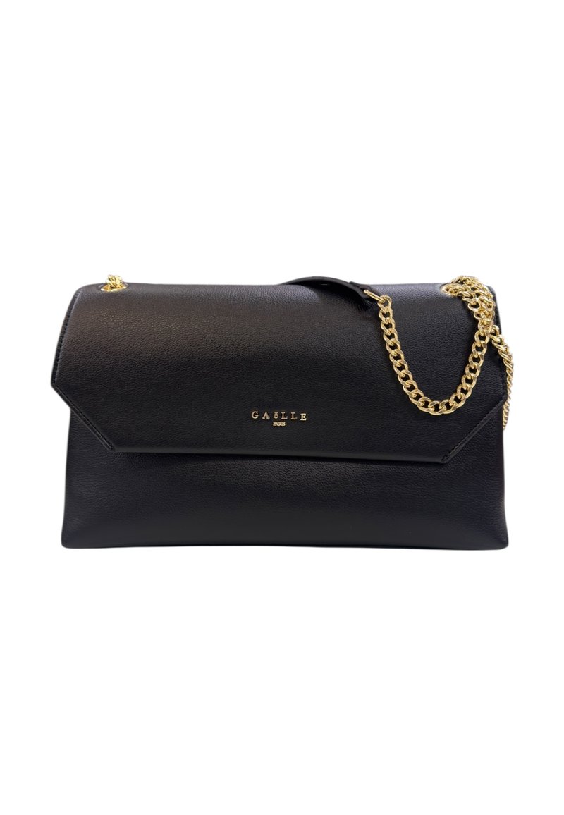 Clutch bag in pelle nera Gaëlle Paris con tracolla in catena dorata e logo dorato sulla chiusura a pattina, su sfondo bianco.