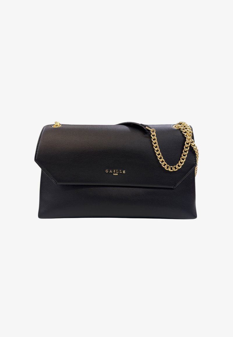 Clutch bag in pelle nera Gaëlle Paris con tracolla in catena dorata e logo dorato sulla chiusura a pattina, su sfondo bianco.