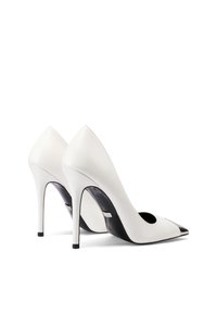 Scarpe con tacco alto bianche, con punta affusolata, finitura in pelle liscia, accento nero sulla punta, tacco a stiletto lucido e design con ritaglio laterale aperto.