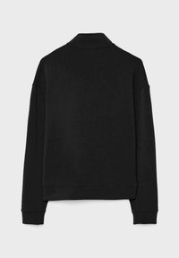 Schwarzes Sweatshirt mit langen Ärmeln, Kragen und gerippten Bündchen sowie Saum. Glatte Textur, lockere Passform, ohne sichtbare Logos.