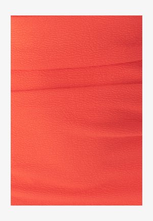 Korálová zmačkaná tkanina s texturovaným povrchem. Materiál je lehký a obsahuje vodorovné sklady, které přidávají rozměr a vizuální zajímavost.