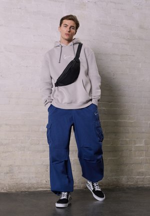 Karl Kani SMALL SIGNATURE ESSENTIAL - Džemperis ar kapuci - light grey