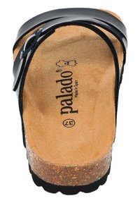 Czarne klapki wsuwane z korkową wkładką, dwoma wąskimi paskami i metalową klamrą. Posiadają teksturowaną podeszwę dla lepszej przyczepności.