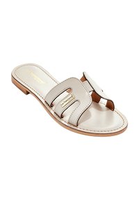 Sandalo in pelle bianca con due fasce tagliate, dettagli in pelle marrone e un piccolo tacco in legno. Presenta dettagli cuciti e logo.