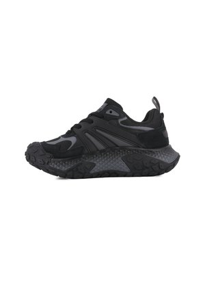 Baskets noires de sport avec semelle texturée, tige en maille et synthétique, fermeture à lacets et languette au talon, présentées en vue de profil.