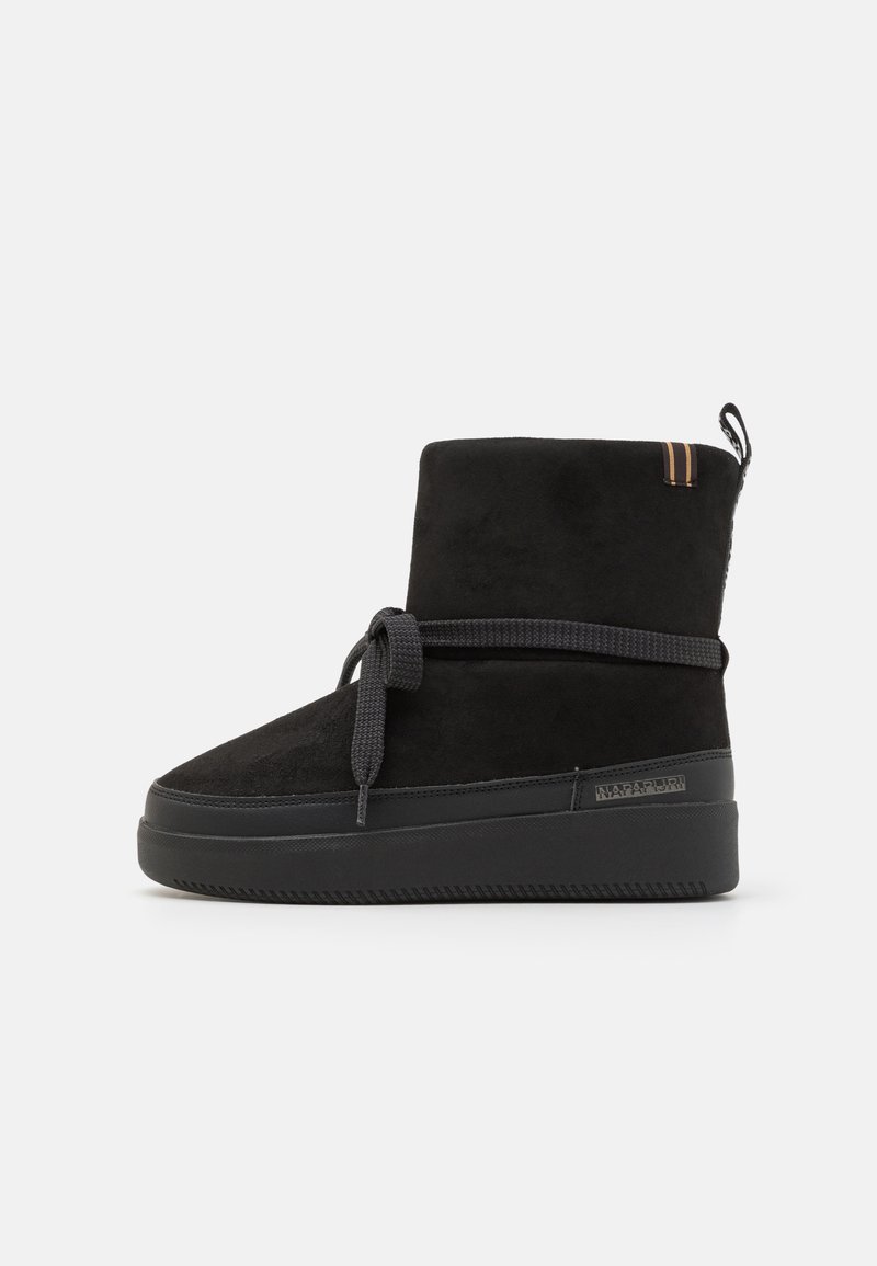 Bottes noires mi-mollet en daim, avec une texture douce, un bout rond, un laçage à l'avant, une semelle en caoutchouc et un accent rayé contrastant à l'arrière.