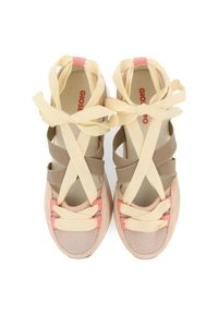 Chaussures légères avec une tige en mesh beige et suède rose, des sangles jaunes croisées et une semelle intérieure rembourrée beige.