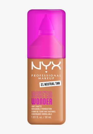 Foundationflaske med blød mat finish, lysebrun farve og en stor lyserød hætte. Mærkatet viser "Make 'Em Wonder" og "21 Neutral Tan".