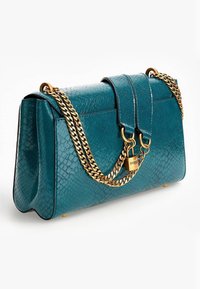 Teal-texturerad handväska med kedja, metallaccessoarer och frontlock. Har en lås med en logocharm och släta kanter.