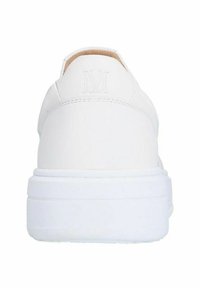 Weißer Sneaker mit einem glatten Lederoberteil, abgerundetem Rücken und einer flachen Gummisohle. Verfügt über dezente geprägte Markenkennzeichnung nahe der Oberkante.