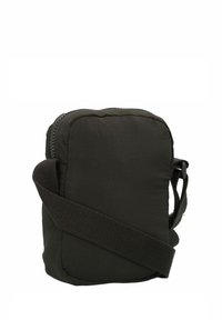 Zwarte nylon schoudertas met een zachte, gestikte textuur, rechthoekige vorm, ritssluiting en een verstelbare schouderband voor gemak.