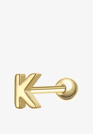 Zlatá kovová náušnica s tvarom písmena "K" a okrúhlym zapínaním na bielom pozadí.