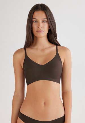 Bruine, draadloze bralette van een gladde, rekbare stof. Kenmerkt zich door verstelbare dunne bandjes en een minimalistisch ontwerp, zonder zichtbare hardware.