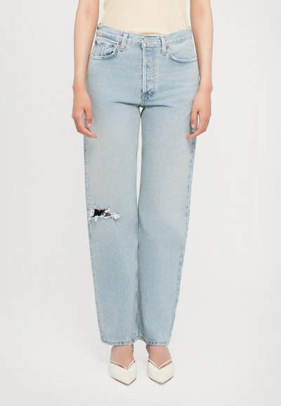 Lichtblauwe, hoogwaist jeans met een ontspannen pasvorm, met een opvallende beschadiging aan de linkerknee. Katoenen denim met een vage textuur.