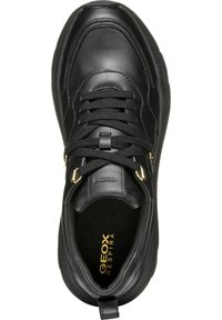 Sneaker nera in pelle con punta tonda, allacciatura frontale, dettagli in metallo dorato e suola texturizzata. L'interno presenta il marchio Geox in oro.