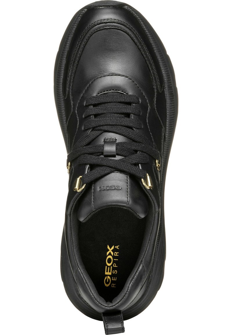 Czarne skórzane trampki z okrągłym noskiem, sznurowaną przednią częścią, złotymi akcentami oraz teksturowaną podeszwą. Wewnątrz znajduje się logo Geox w złotym kolorze.