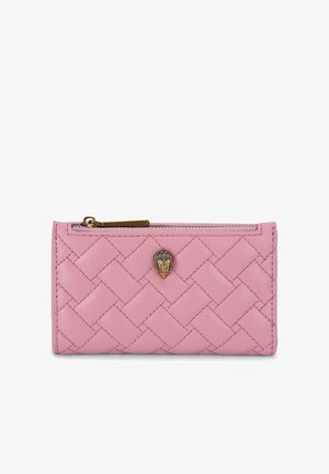 Portefeuille en cuir rose avec un design tissé, doté d'une fermeture éclair et d'un accent décoratif en forme de gland doré sur le devant.