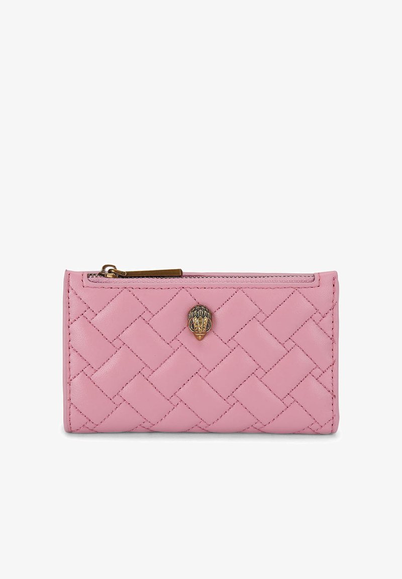 Portefeuille en cuir rose avec un design tissé, doté d'une fermeture éclair et d'un accent décoratif en forme de gland doré sur le devant.