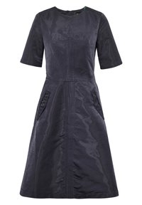 Tmavě modré šaty s krátkým rukávem vyrobené z texturované tkaniny, mají kulatý výstřih, boční kapsy a přiléhavý korzet s rozšířenou sukňou.