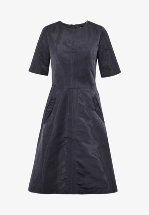 Tmavě modré šaty s krátkým rukávem vyrobené z texturované tkaniny, mají kulatý výstřih, boční kapsy a přiléhavý korzet s rozšířenou sukňou.