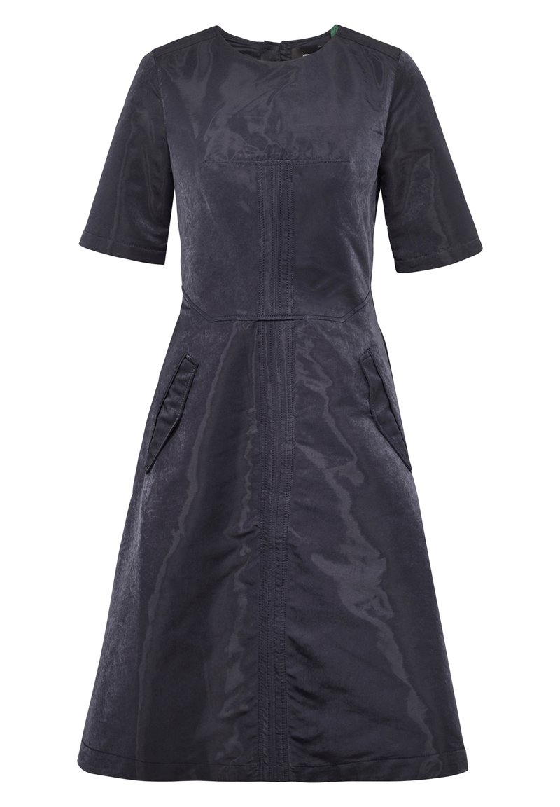 Tmavě modré šaty s krátkým rukávem vyrobené z texturované tkaniny, mají kulatý výstřih, boční kapsy a přiléhavý korzet s rozšířenou sukňou.