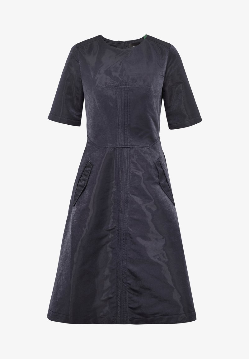 Tmavě modré šaty s krátkým rukávem vyrobené z texturované tkaniny, mají kulatý výstřih, boční kapsy a přiléhavý korzet s rozšířenou sukňou.