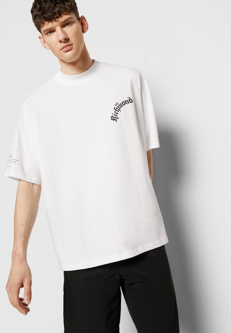 Herren T-shirts & Polos | John Richmond OVER RUNFLIK JIL T-Shirt print white/weiß - JG98687 Herren T-shirts & Polos | John Richmond OVER RUNFLIK JIL T-Shirt print white/weiß - JG98687