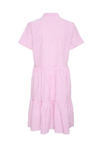 Robe rayée rose et blanche avec des manches courtes, un col montant et une jupe froncée. Fabriquée en tissu léger, avec un design à volants.