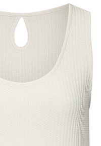 Weißes ärmelloses Oberteil mit einem strukturierten Rippmuster, das einen runden Ausschnitt und ein kleines Schlitzdetail auf der Rückseite aufweist.