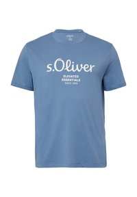 Blauwe katoenen T-shirt met ronde hals, korte mouwen en witte bedrukte tekst "s.Oliver ELEVATED ESSENTIALS SINCE 1969" op de voorkant.