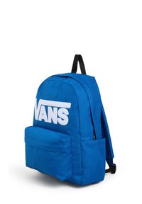 Zaino in tessuto blu con logo Vans bianco, forma arrotondata, spallacci imbottiti e tasca frontale. Presenta una texture liscia e un design minimalista.